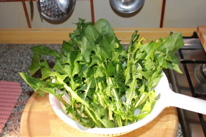 rana-pescatrice-in-letto-di-tarassaco-pesto-noci-preparazine-tarassaco-1